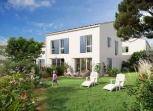 Vue côté jardin d'une maison Cambium aux volets bleus, à vendre à Breuillet, commune de Royan Atlantique.