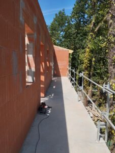 L'esquirey, photo de chantier prise en juillet 2026, coursive desservant les entrées des appartements