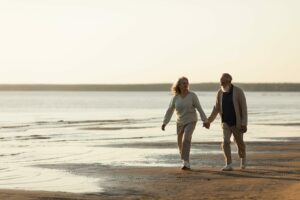 Balade à deux main dans la main sur la côte atlantique les pieds dans le sable